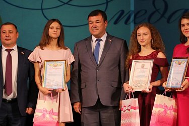 Депутаты пожелали выпускникам доброго пути